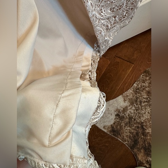 Stunning Lace Gown - Picture 8 of 10